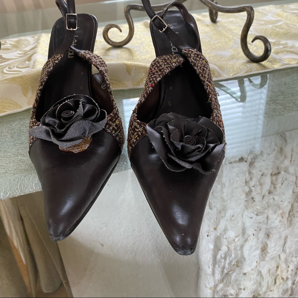 Brown leather and tweed sandals.